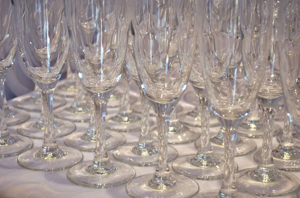 Lege glazen voor wijn of Champagne zijn op tafel, zijaanzicht — Stockfoto