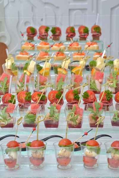 Şeffaf gözlük ve ahşap şişler içinde kanepeler farklı türleri ziyafet bir cam destek, dikey odaklı