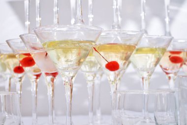 Üçgen martini bardak, kiraz ve sıvı nitrojen ile şarap dolu, buhar oluşturma, şekil piramit inşa