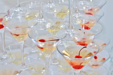 Üçgen martini bardak, kiraz ve sıvı nitrojen ile şampanya ile dolu, buhar oluşturma, üst görünümü