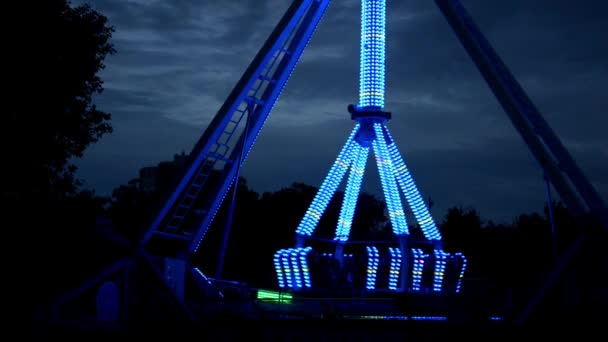 Atracción extrema en el parque de atracciones, cambiar de color, listo para ir — Vídeos de Stock