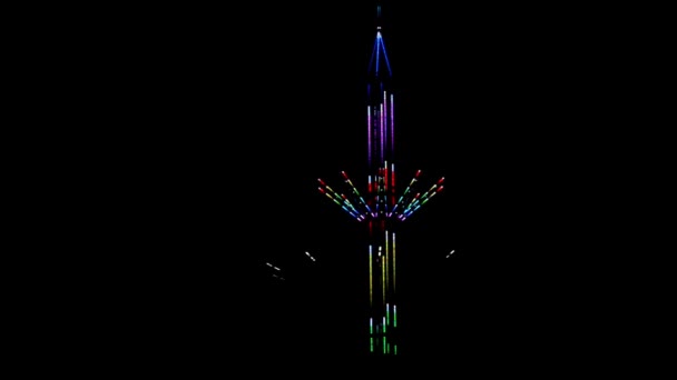 Spádová kolotoč na dlouhých zásobách, s více barevnými žárovkami v tmavém čase — Stock video