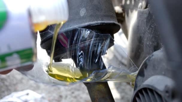 Gießen Motoröl Einen Motorradtank Durch Ein Stück Plastikflasche Life Hacking — Stockvideo