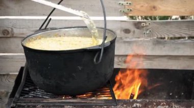 Etli buğday gevreği ızgarada hazırlanır, kaşıkla karıştırılır, yakın çekim