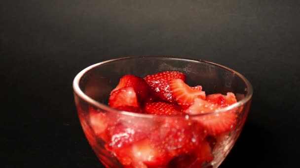 Trozos Fresas Recipiente Vidrio Sobre Fondo Negro Uno Ellos Pinchado — Vídeos de Stock