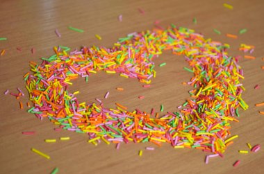 Ahşap bir arka plan üzerinde kalp şeklinde Şeker uzun kabartma tozu, Sevgililer Günü için kavram ve arka plan