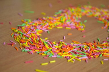 Ahşap bir arka plan üzerinde kalp şeklinde Şeker uzun kabartma tozu, Sevgililer Günü closeup için kavram ve arka plan