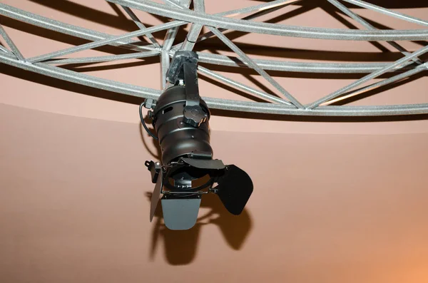 Tavanın altında asılı duran metal yapının siyah spot ışıkları