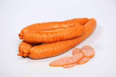 Ev yapımı sosis halkalar ile kaplı.