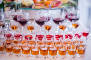 Gözlük şampanya tablosundaki ile. Şenlik tablo. 