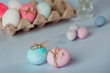 Pembe ve mavi yumurta. Renkli yumurta ile tepsi.