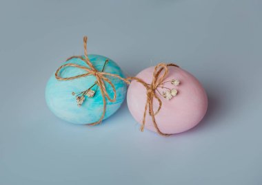  Pembe ve mavi yumurta. Paskalya yakında geliyor.