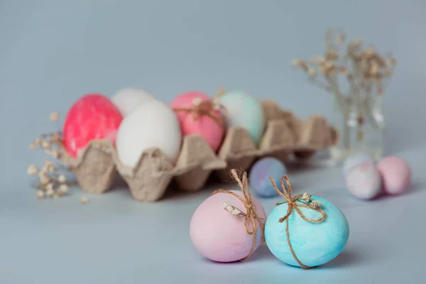 Bandeja Con Huevos Blancos Rosados Sobre Fondo Gris Pascua Viene — Foto de Stock