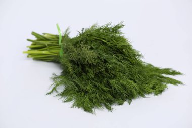 Bir salata için yeşil dereotu iyi bir demet beyaz bir arka plan üzerinde.