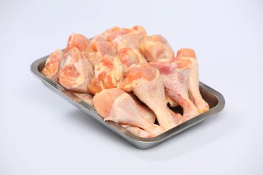 Beyaz arka planda tavuk butları.