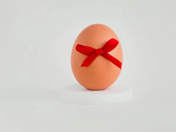 Tavuk Yumurta Bir Kırmızı Yay Ile Bir Stand — Stok fotoğraf