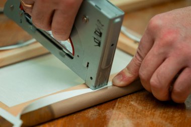 bir tuval takabilir. Tuval ile çalışma, tuval germe.