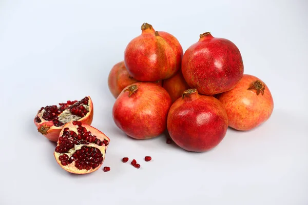 Hořké Granátové Jablko Bílém Pozadí Jeden Střižový Granát Obilovinami — Stock fotografie