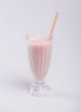 Beyaz arka planda pembe sütlü çilek kokteyli.