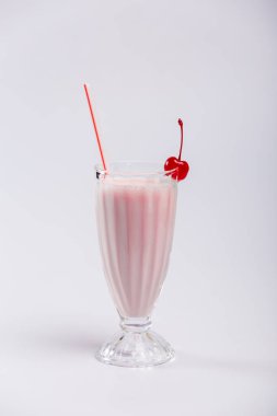 Çocuk çilekli yoğurt. Beyaz arka planda pembe sütlü çilek kokteyli.