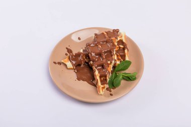 Waffle karamel ile sulanır. Viyana waffle'ı tarifi. Geleneksel Belçika Waffle'ları.