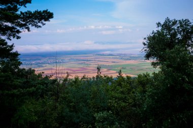 Köyün manzarası. Alanlar uzakta görülebilir.