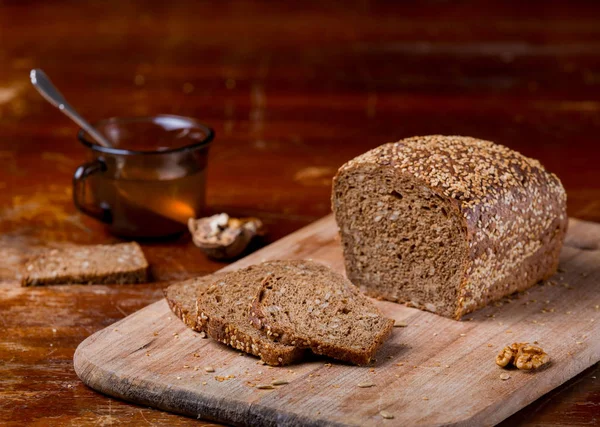 Pane Nero Tagliato Pezzi Sulla Tavola — Foto Stock