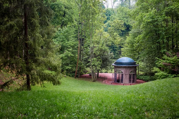 Yuvarlak Parkta Mavi Çatılı Eski Bir Çardak — Stok fotoğraf