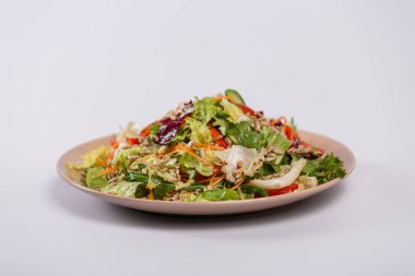 Taze sebze salatası. Tarifi: marul yaprakları, kiraz domates, bıldırcın yumurtası, sos ile Dana eti dilimleri ve peynir serpilir.