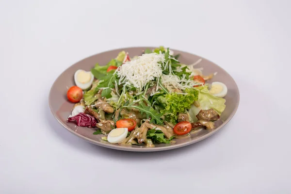 Frischer Gemüsesalat Rezept Salatblätter Kirschtomaten Wachteleier Scheiben Kalbfleisch Mit Sauce — Stockfoto