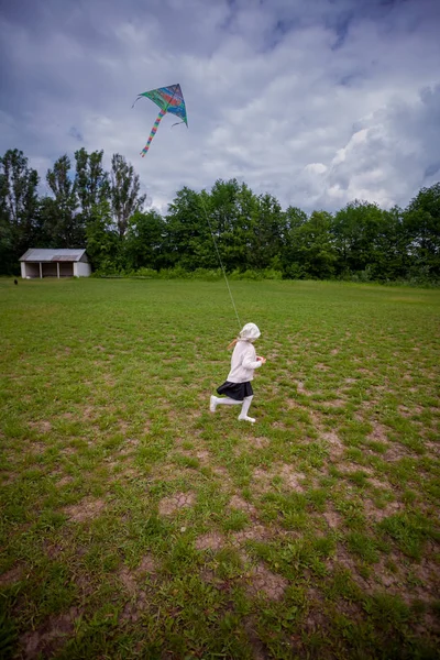 Menina Lança Pipa Verão — Fotografia de Stock