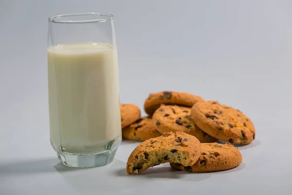 Ein Transparentes Glas Weißer Milch Steht Neben Haferflocken Schokoriegeln Auf — Stockfoto