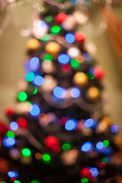Fondo Borroso Árboles Navidad Guirnaldas Brillan Fondo Guirnaldas Multicolores Borrosas —  Fotos de Stock