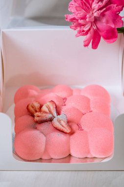 Bir kutuda pembe pasta. Çilekli mus kek.