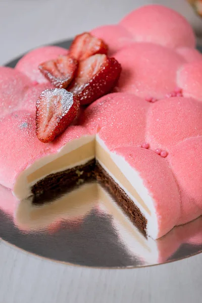 Erdbeermoussekuchen Steht Auf Dem Tisch Erdbeerstücke Mousse Cake Nahaufnahme — Stockfoto