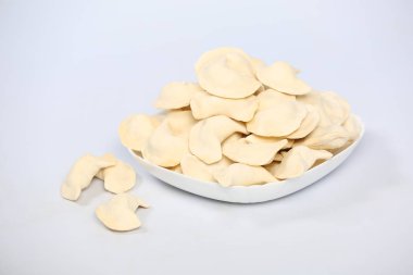 Süzme peynirli dondurulmuş hamur ya da tabakta patates.