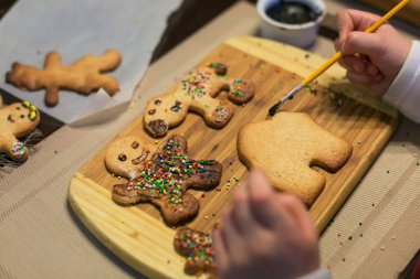 Zencefilli farklı türde hazırlanması. Çikolata ve talaş dekorasyonu.