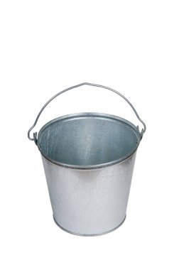 Beyaz arka plan üzerine metal çinko kova.