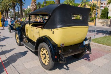 Salou, İspanya - 27 Eylül 2017 İspanya'da bir sahil kasabalarını ziyaret eden turistler için eski antika arabalar çıkarıldı