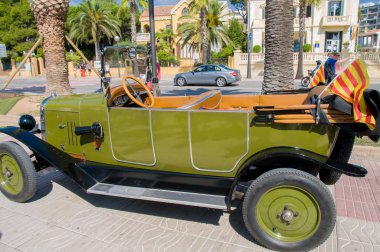 Salou, İspanya - 27 Eylül 2017 İspanya'da bir sahil kasabalarını ziyaret eden turistler için eski antika arabalar çıkarıldı