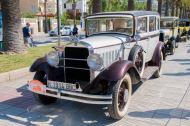 Salou, İspanya - 27 Eylül 2017 İspanya'da bir sahil kasabalarını ziyaret eden turistler için eski antika arabalar çıkarıldı