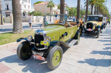 Salou, İspanya - 27 Eylül 2017 İspanya'da bir sahil kasabalarını ziyaret eden turistler için eski antika arabalar çıkarıldı