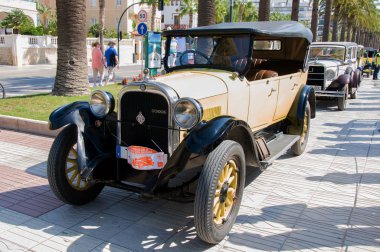 Salou, İspanya - 27 Eylül 2017 İspanya'da bir sahil kasabalarını ziyaret eden turistler için eski antika arabalar çıkarıldı