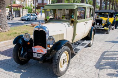 Salou, İspanya - 27 Eylül 2017 İspanya'da bir sahil kasabalarını ziyaret eden turistler için eski antika arabalar çıkarıldı
