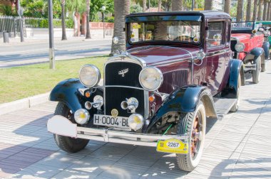 Salou, İspanya - 27 Eylül 2017 İspanya'da bir sahil kasabalarını ziyaret eden turistler için eski antika arabalar çıkarıldı