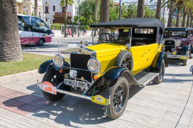 Salou, İspanya - 27 Eylül 2017 İspanya'da bir sahil kasabalarını ziyaret eden turistler için eski antika arabalar çıkarıldı