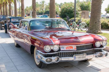 Salou, İspanya - 27 Eylül 2017 İspanya'da bir sahil kasabalarını ziyaret eden turistler için eski antika arabalar çıkarıldı