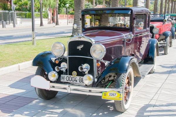 Salou, İspanya - 27 Eylül 2017 İspanya'da bir sahil kasabalarını ziyaret eden turistler için eski antika arabalar çıkarıldı