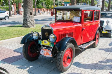 Salou, İspanya - 27 Eylül 2017 İspanya'da bir sahil kasabalarını ziyaret eden turistler için eski antika arabalar çıkarıldı