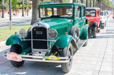 Salou, İspanya - 27 Eylül 2017 İspanya'da bir sahil kasabalarını ziyaret eden turistler için eski antika arabalar çıkarıldı